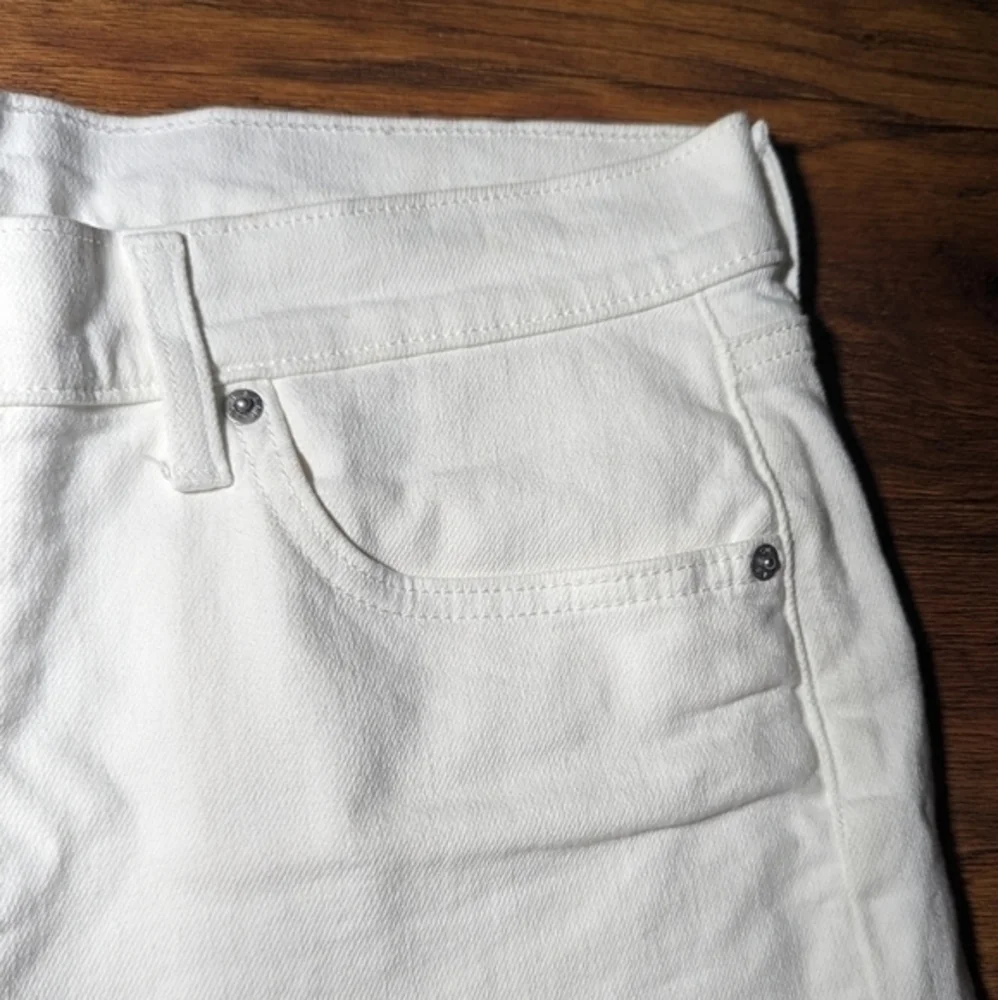Levis Shorts Women's 32 White Mid Length High Rise Bermuda‎ Denim Shorts Solid